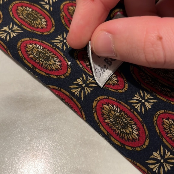 Bill Blass BonMarche 100% Silk Medallion Tie - Picture 6 of 6